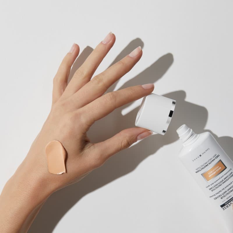 Institut Esthederm Photo Reverse tonēts ļoti augstas aizsardzības fluīds sejai ar pigmentācijas plankumiem 50 ml