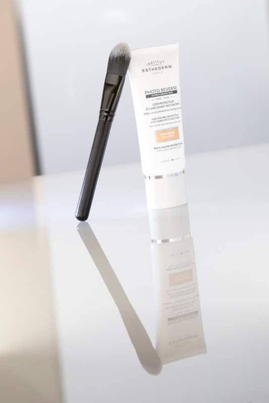 Institut Esthederm Photo Reverse tonēts ļoti augstas aizsardzības fluīds sejai ar pigmentācijas plankumiem 50 ml